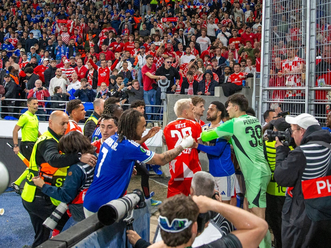 Rudelbildung in Straßburg nach dem Spiel gegen Mainz in der Conference League.