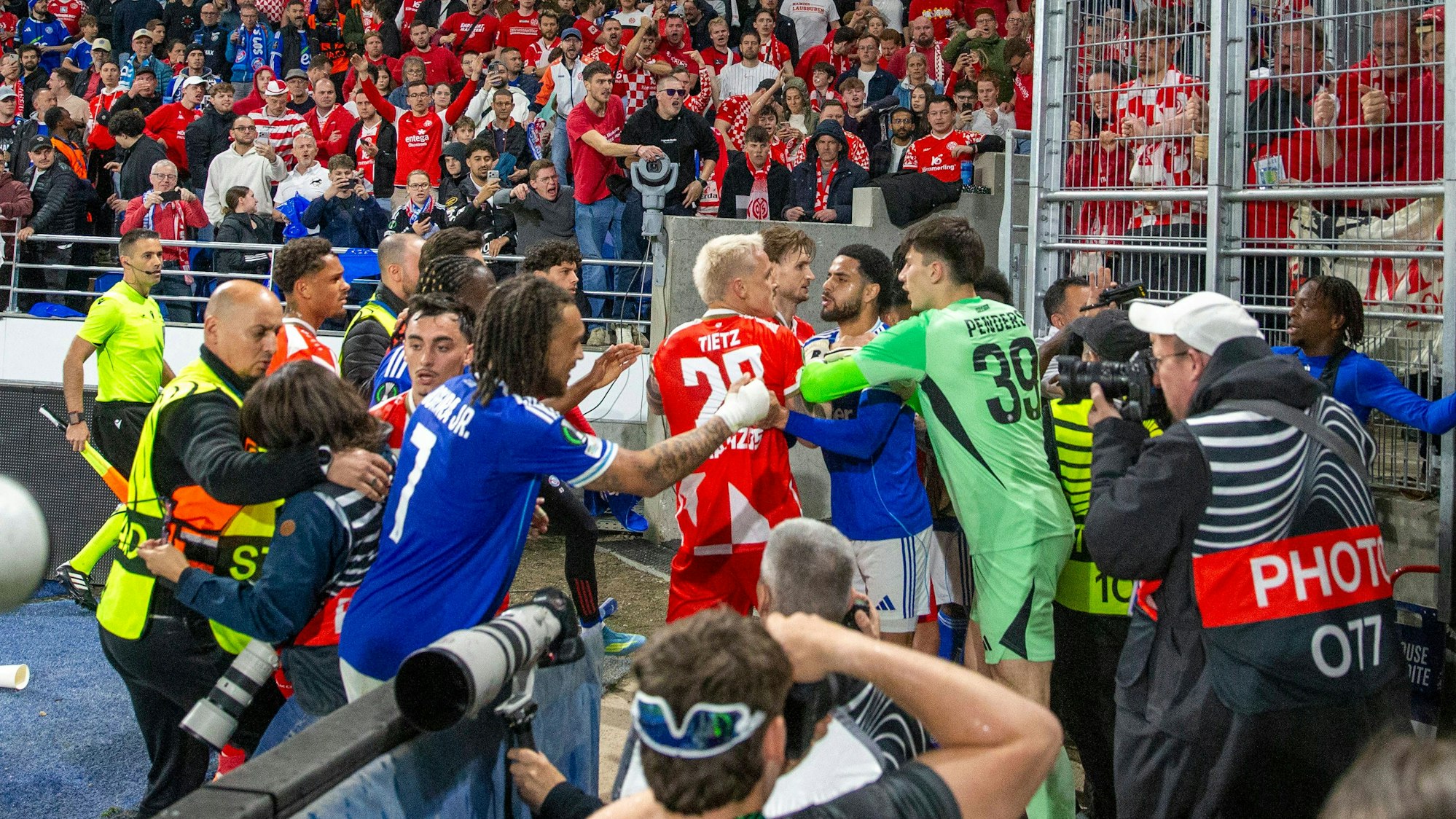 Rudelbildung in Straßburg nach dem Spiel gegen Mainz in der Conference League.