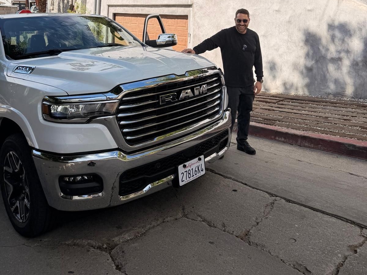 Kais Setti an einem Auto in Beverly Hills