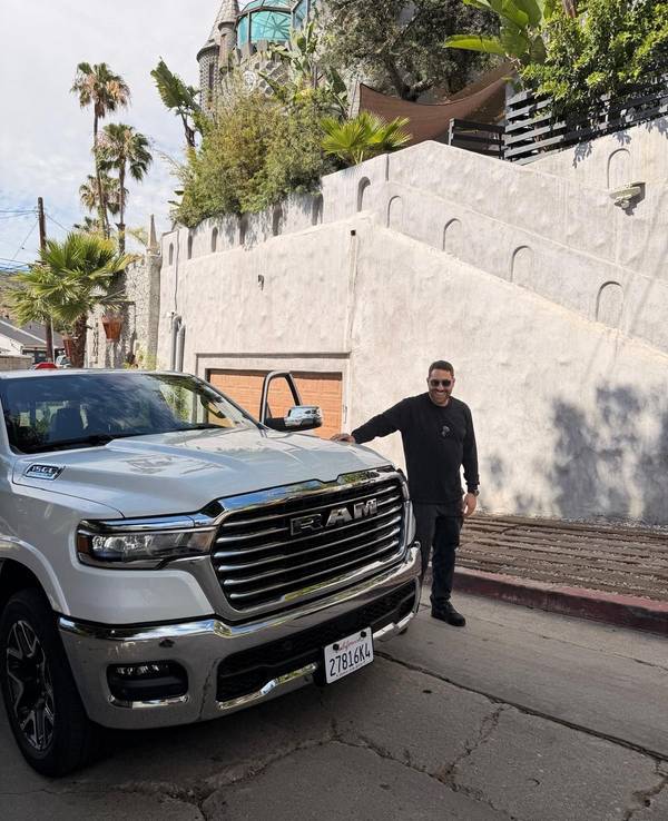 Kais Setti an einem Auto in Beverly Hills