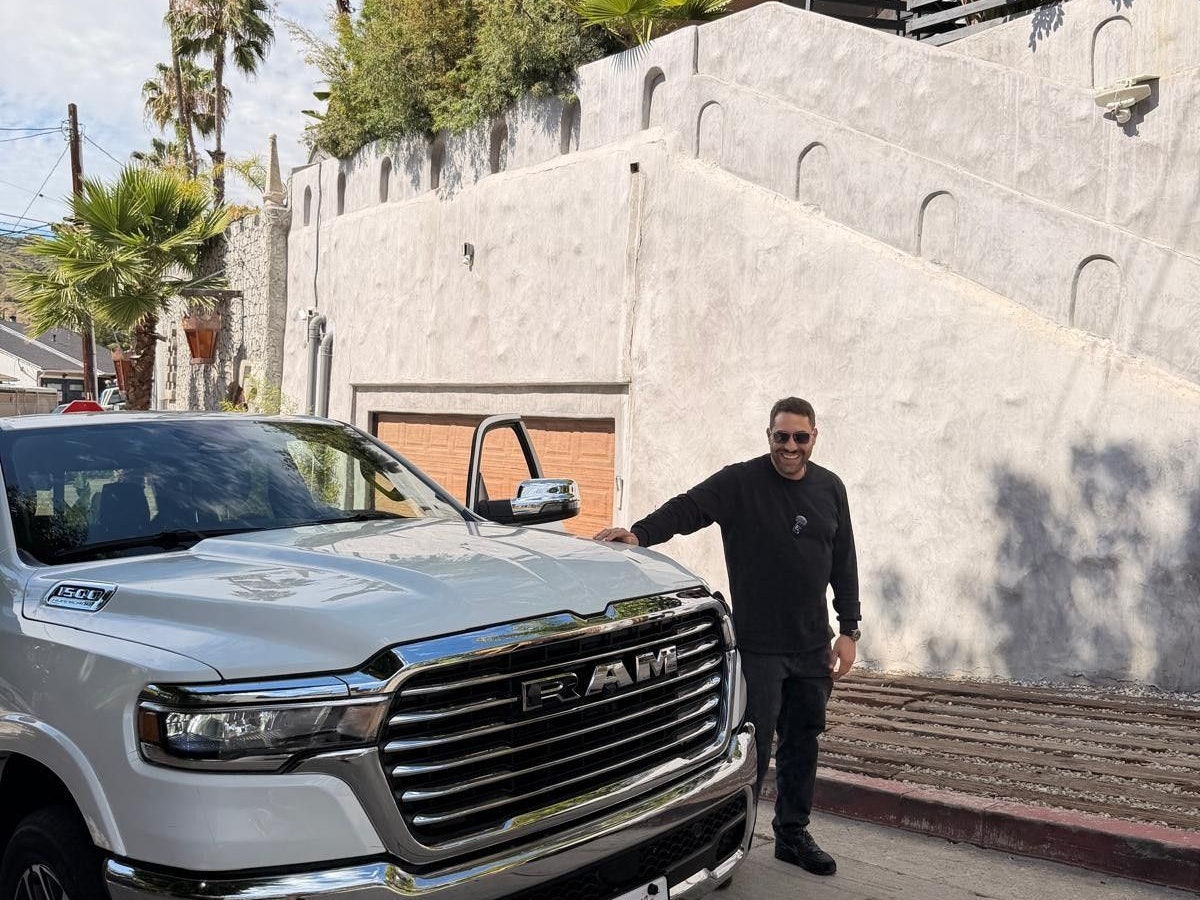 Kais Setti an einem Auto in Beverly Hills