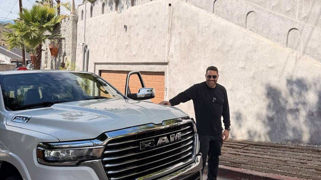 Kais Setti an einem Auto in Beverly Hills