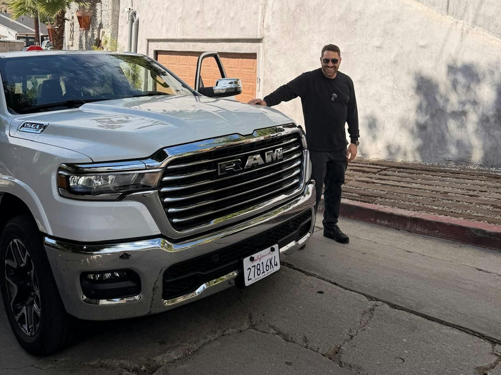 Kais Setti an einem Auto in Beverly Hills