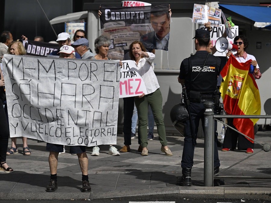Protest mit Bannern gegen Pedro Sánchez & Begoña Gómez