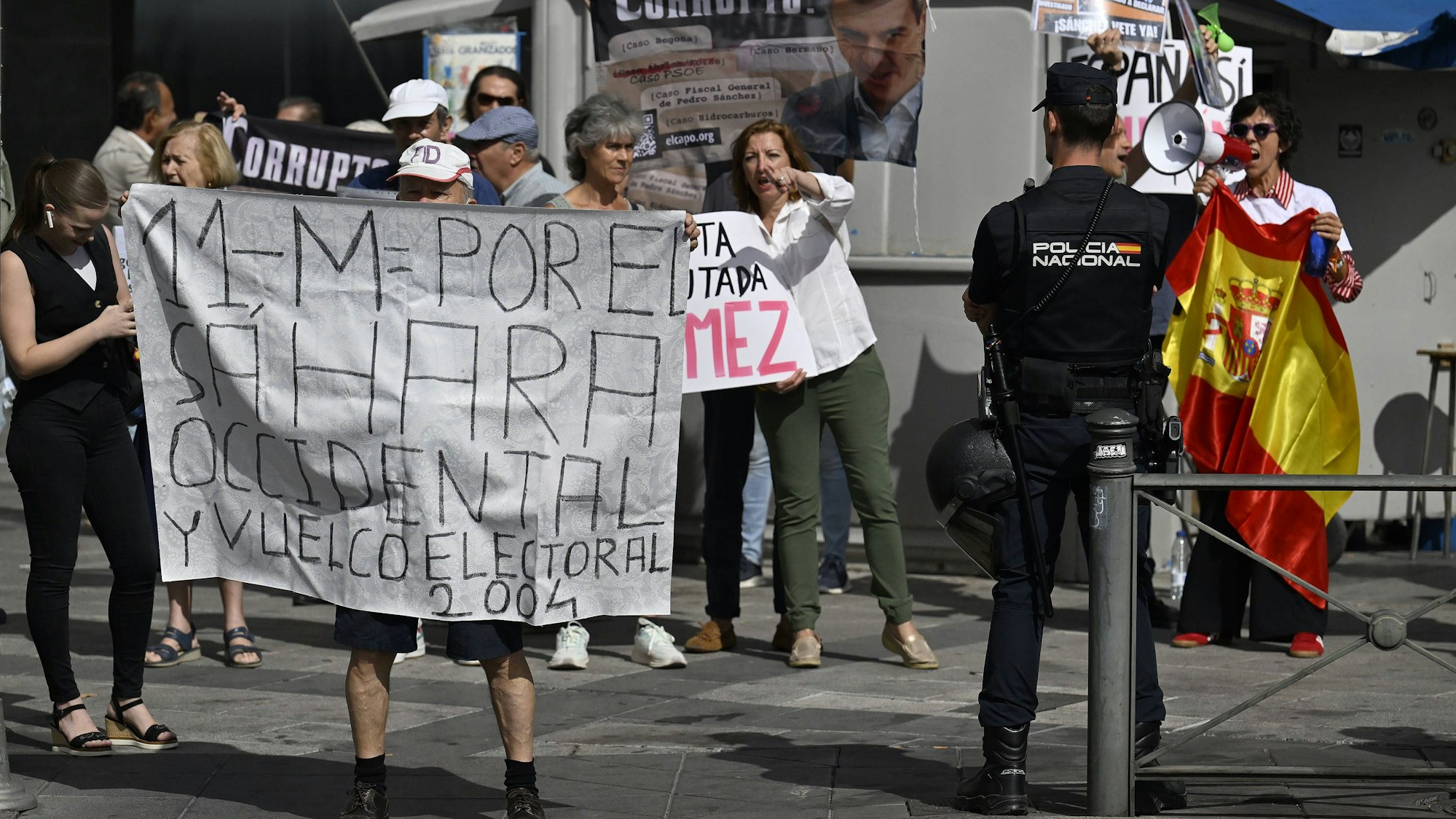 Protest mit Bannern gegen Pedro Sánchez & Begoña Gómez