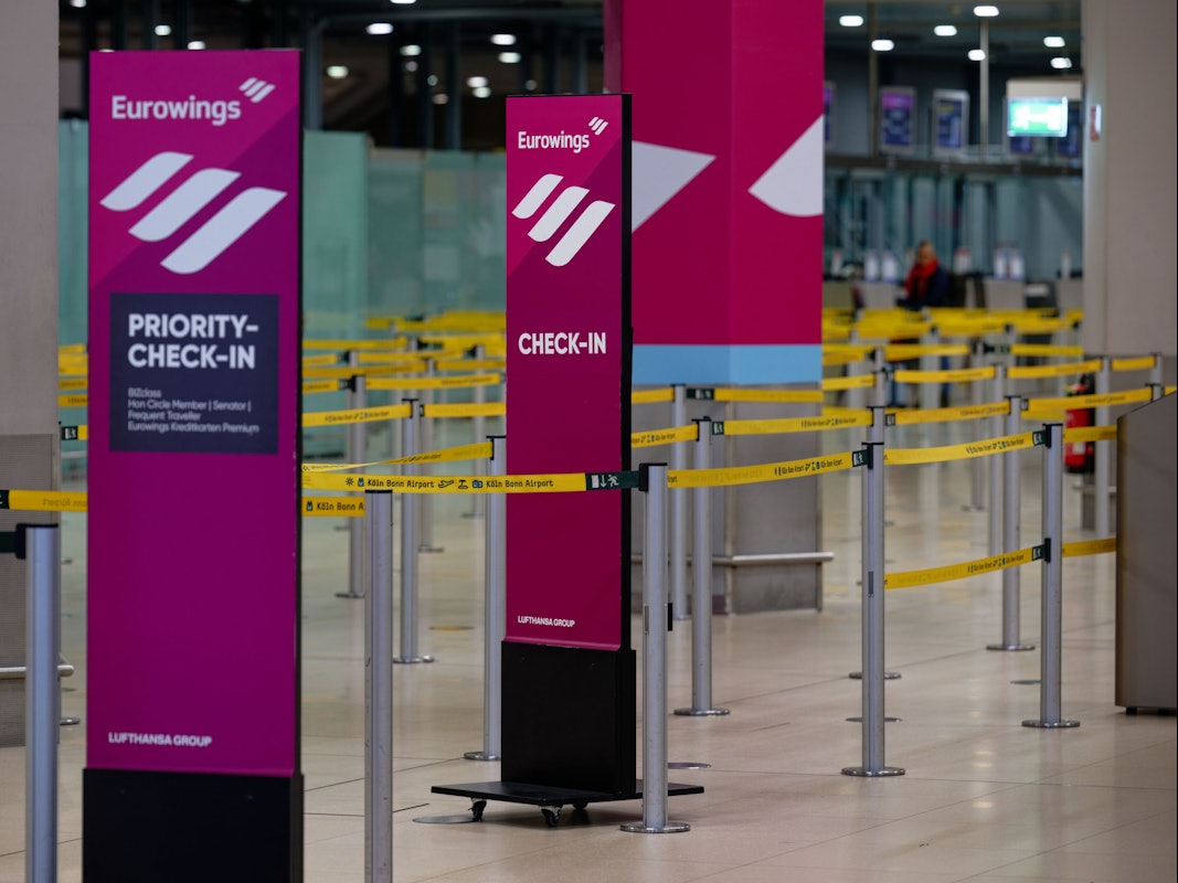 Nahezu Menschenleer sind die Check-In-Schalter der Fluggesellschaft Eurowings im Flughafen Köln/Bonn.