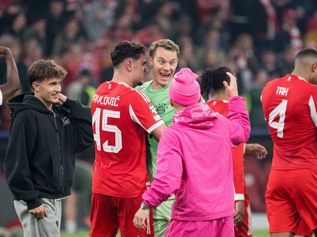 Lennart Karl jubelt mit den Bayern ganz in Pink, da macht Manuel Neuer große Augen.