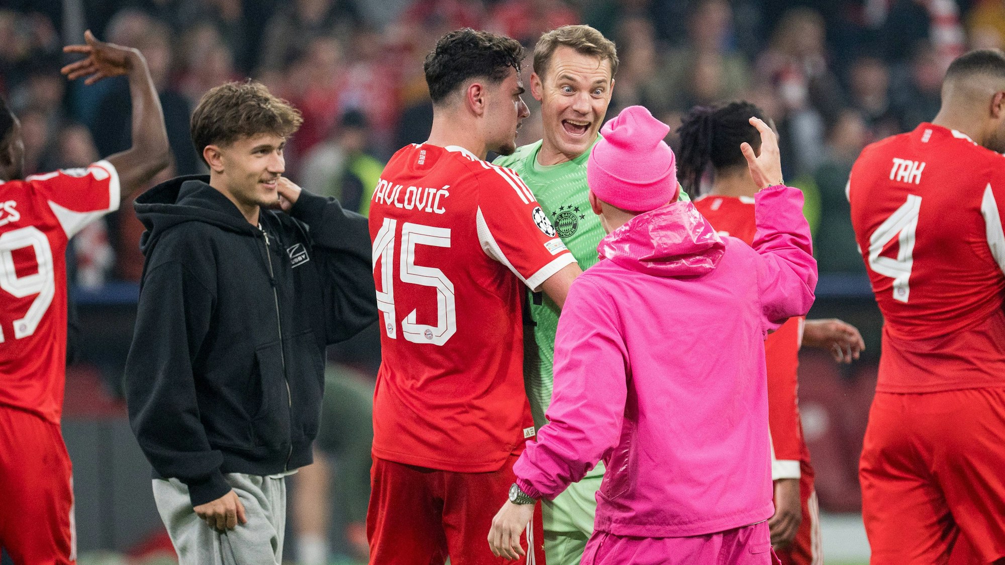 Lennart Karl jubelt mit den Bayern ganz in Pink, da macht Manuel Neuer große Augen.