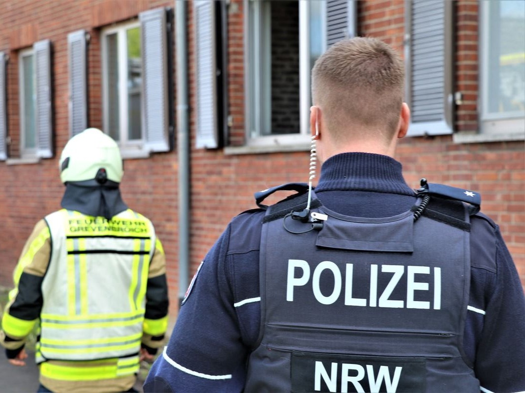 Polizei und Feuerwehr üben gemeinsam den Ernstfall in Grevenbroich.