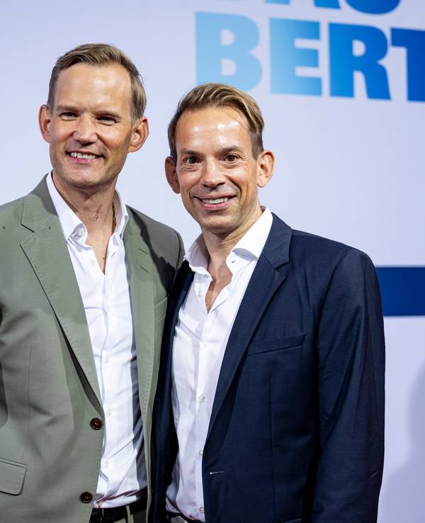 Hendrik Streeck und sein Mann Paul Zubeil nehmen am roten Teppich der Bertelsmann Party 2025 teil.