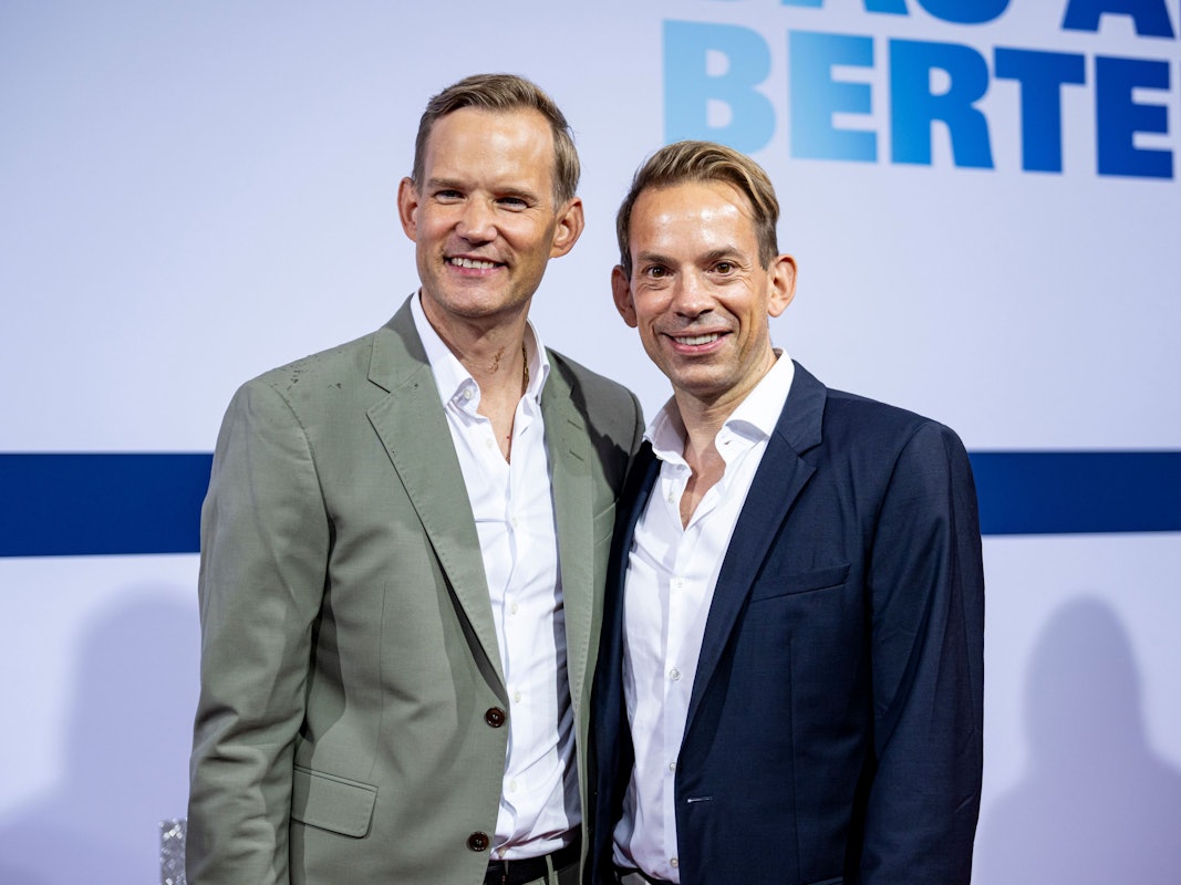 Hendrik Streeck und sein Mann Paul Zubeil nehmen am roten Teppich der Bertelsmann Party 2025 teil.
