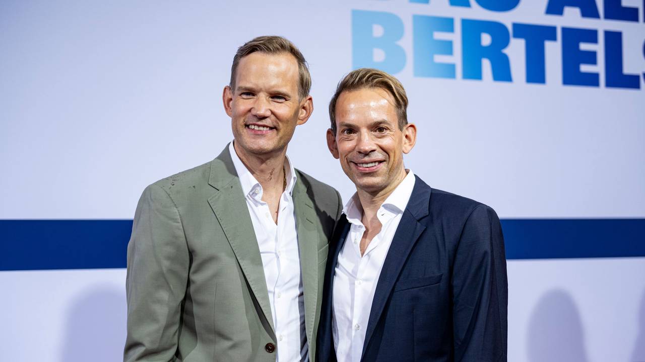 Hendrik Streeck und sein Mann Paul Zubeil nehmen am roten Teppich der Bertelsmann Party 2025 teil.