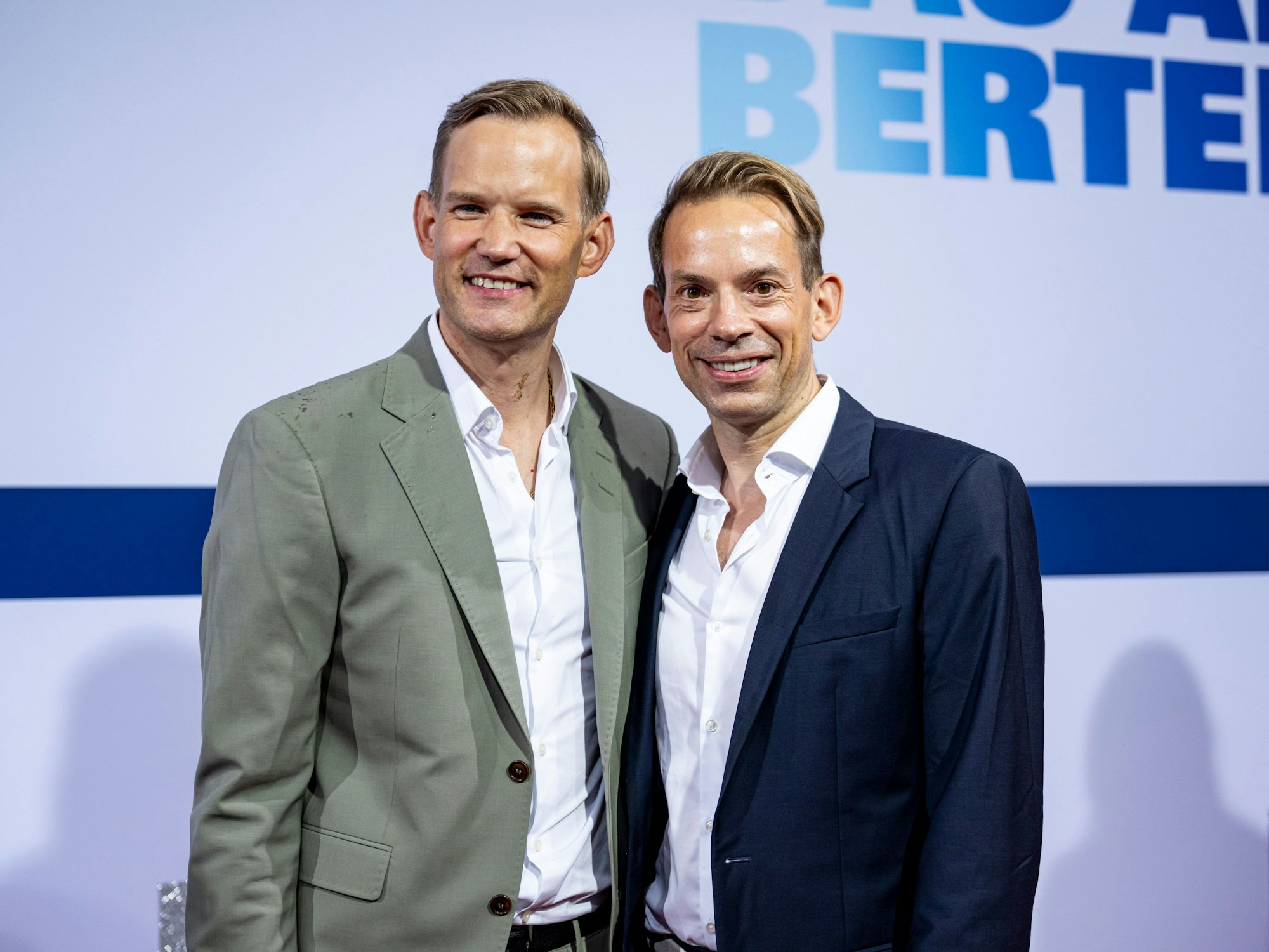 Hendrik Streeck und sein Mann Paul Zubeil nehmen am roten Teppich der Bertelsmann Party 2025 teil.