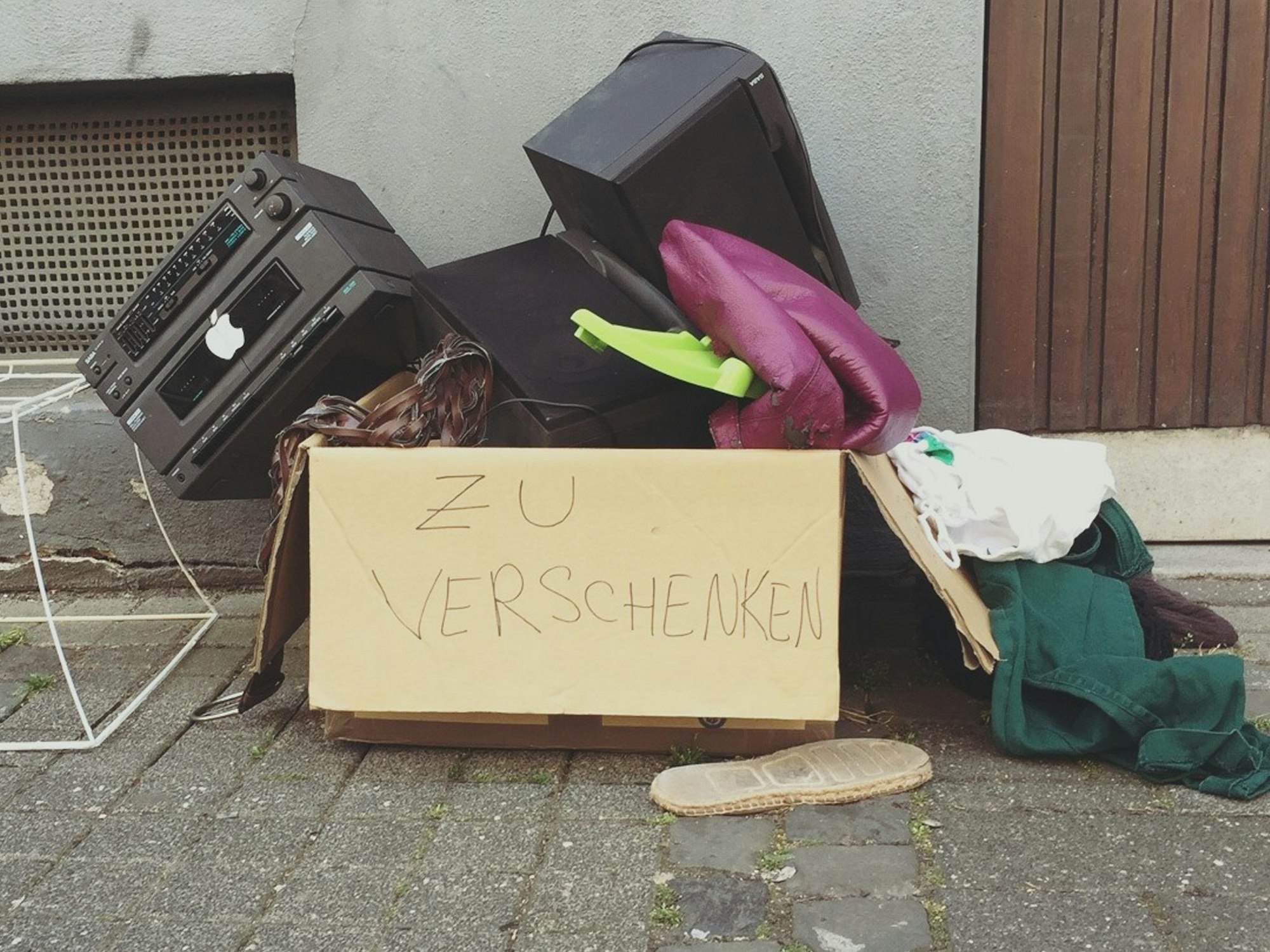 Eine Kiste mit allerlei Kram und der Aufschrift „zu verschenken“