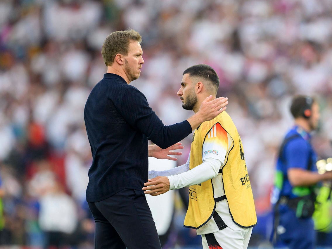 Julian Nagelsmann und Deniz Undav klatschen sich ab.