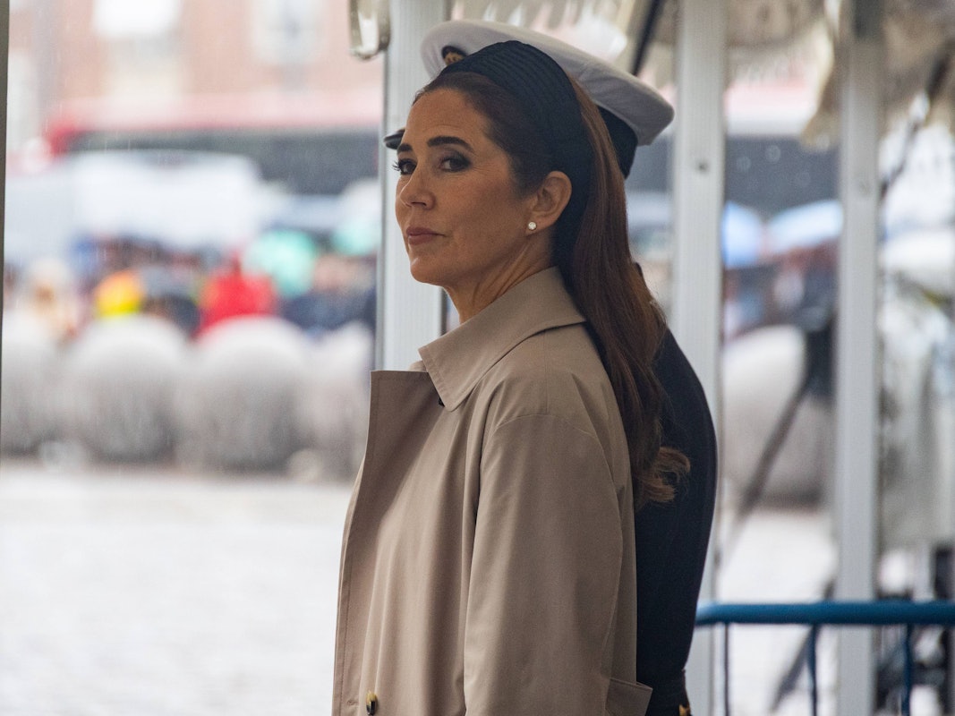 Königin Mary bei einer Parade.