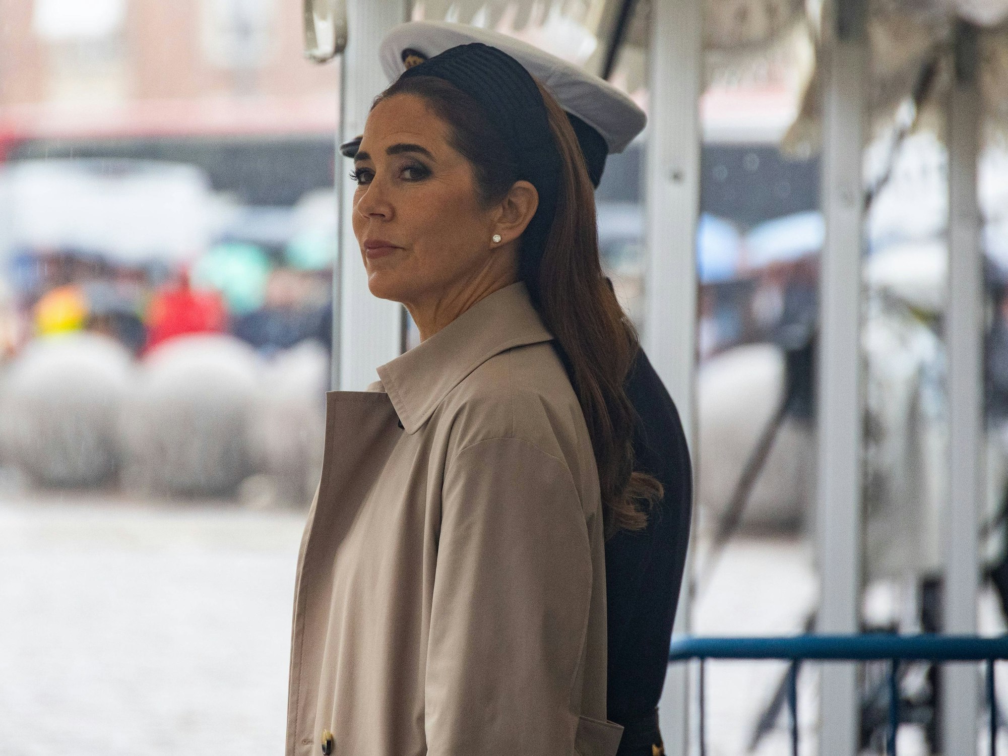 Königin Mary bei einer Parade.