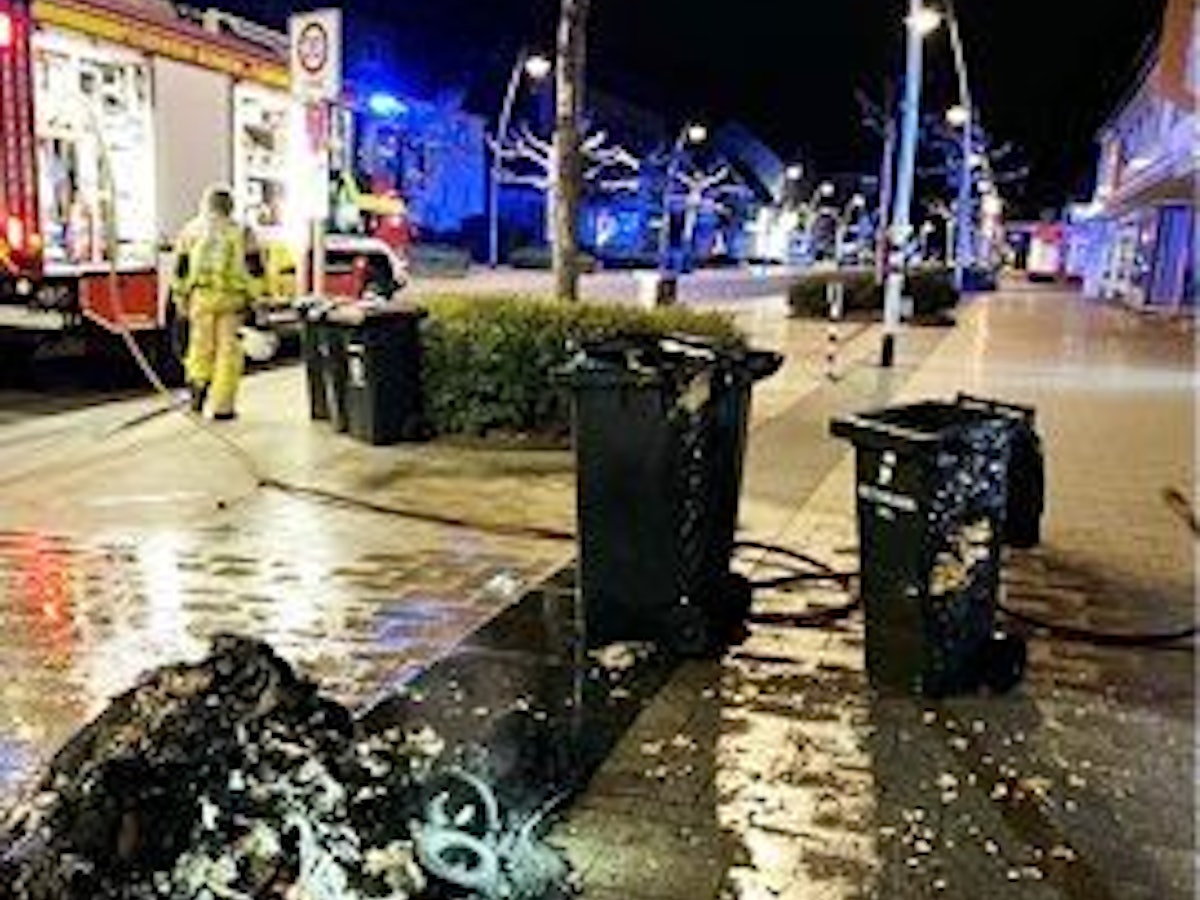 Eine brennende Mülltonne.