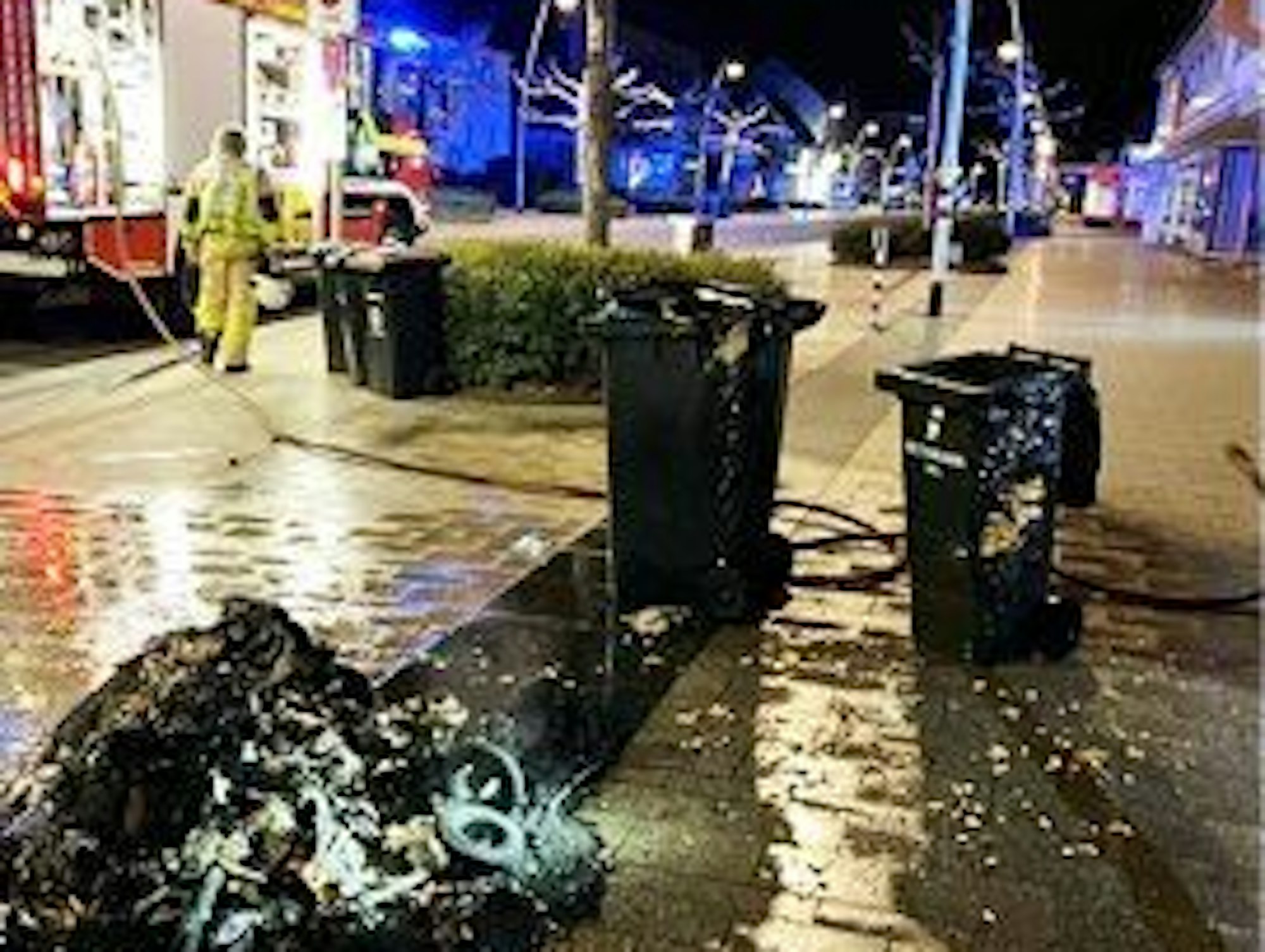 Eine brennende Mülltonne.