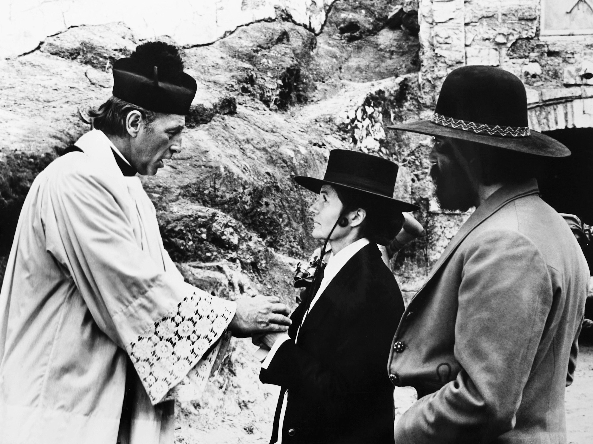 Robert Mitchum (l) und Rita Hayworth (M) bei den Dreharbeiten zu „Zum Teufel mit Hosianna“.