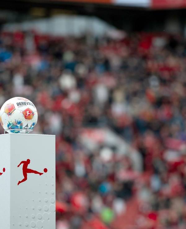 Der Spielball auf einem Podest vor einem Bundesligaspiel