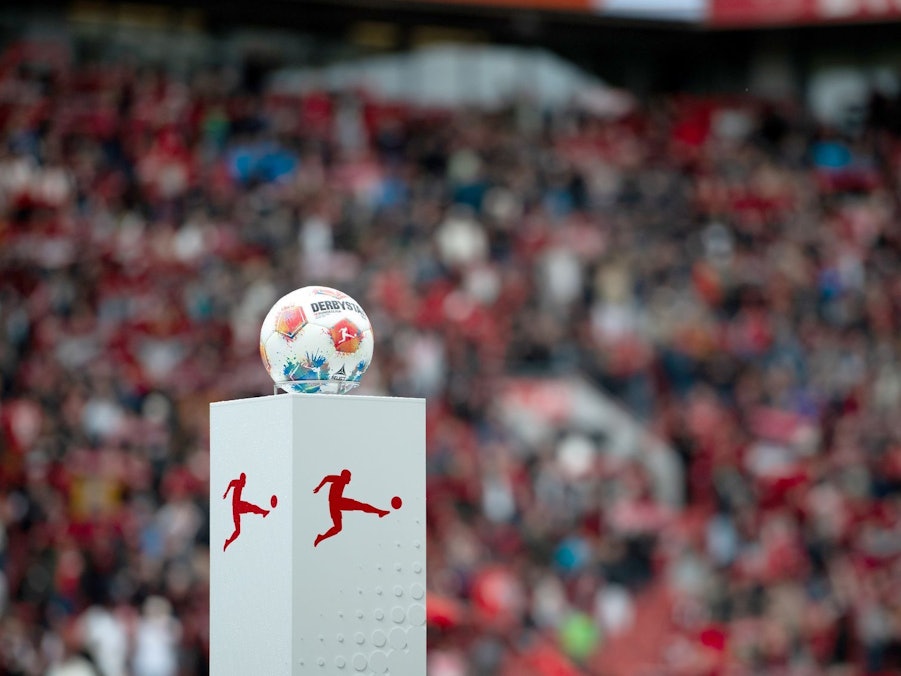 Der Spielball auf einem Podest vor einem Bundesligaspiel