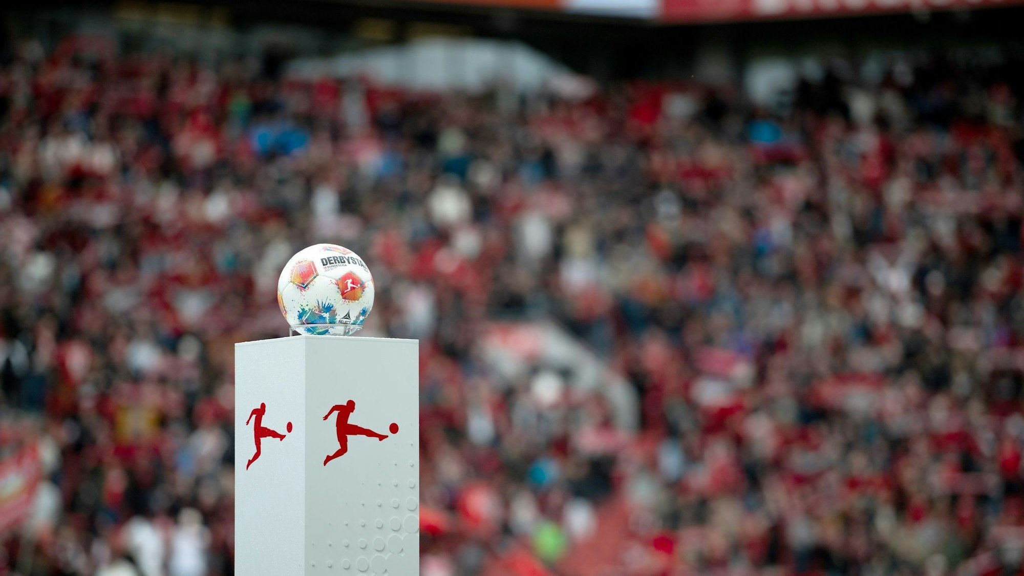 Der Spielball auf einem Podest vor einem Bundesligaspiel