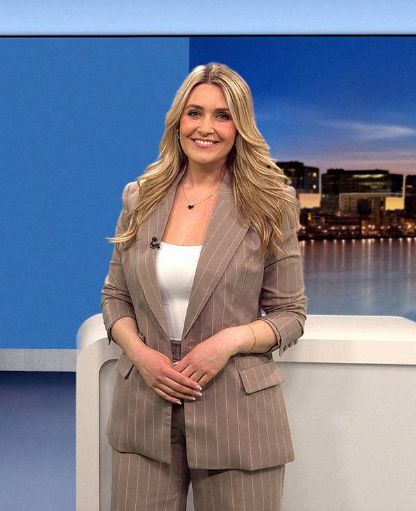 Eine Frau im Anzug und mit langen blonden Haaren steht im RTL-Studio.