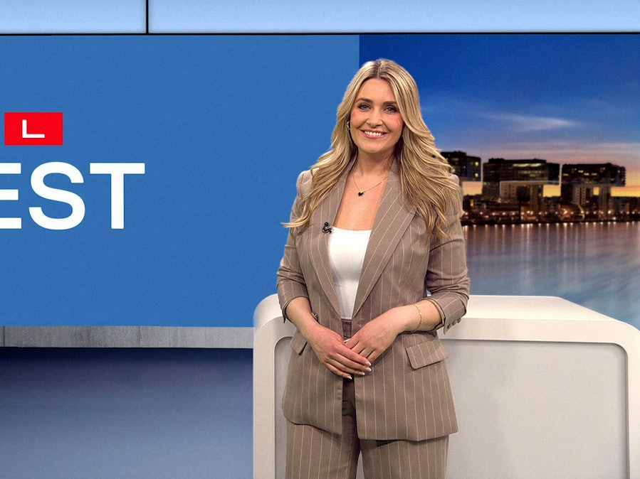 Eine Frau im Anzug und mit langen blonden Haaren steht im RTL-Studio.