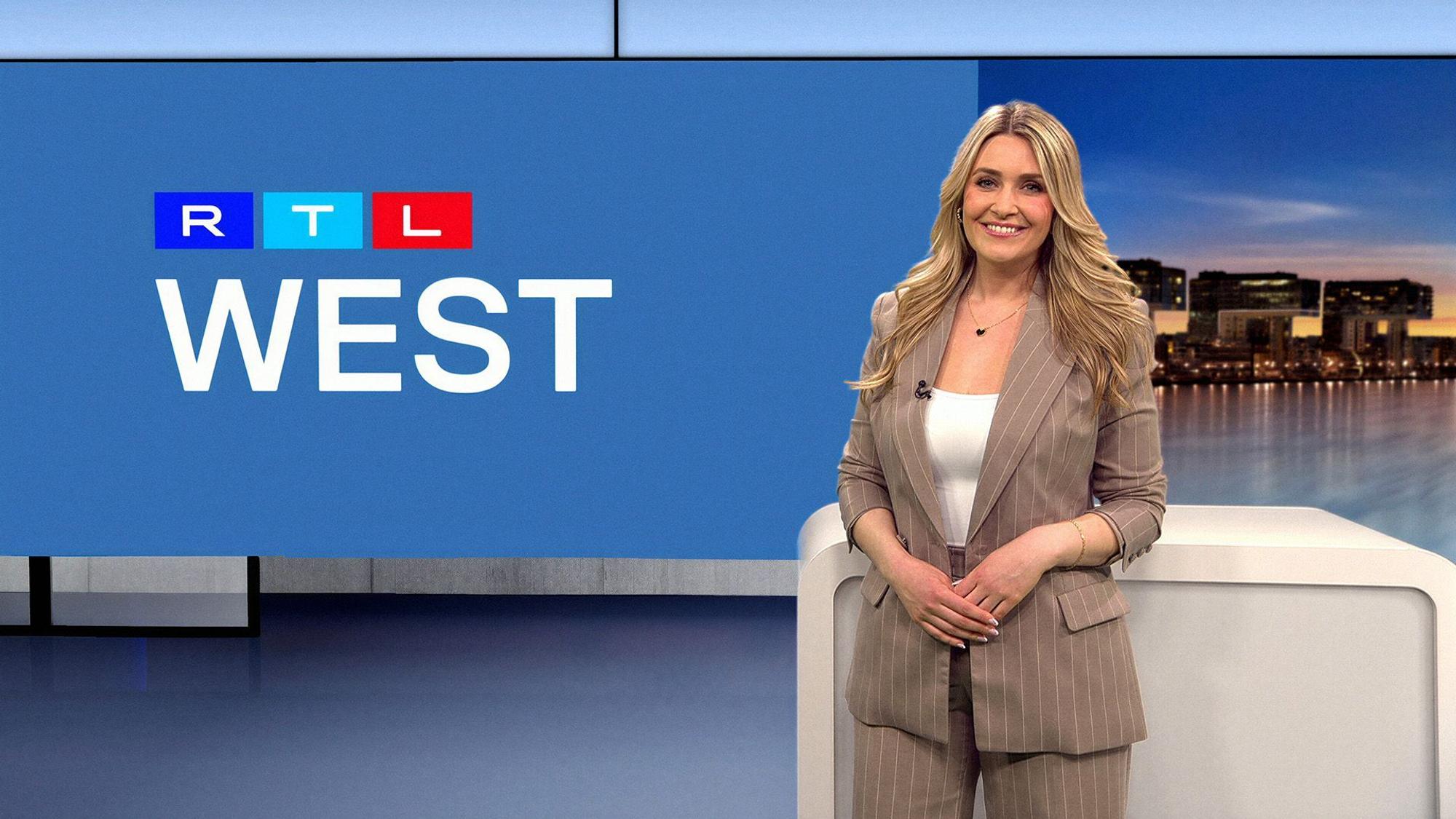 Eine Frau im Anzug und mit langen blonden Haaren steht im RTL-Studio.