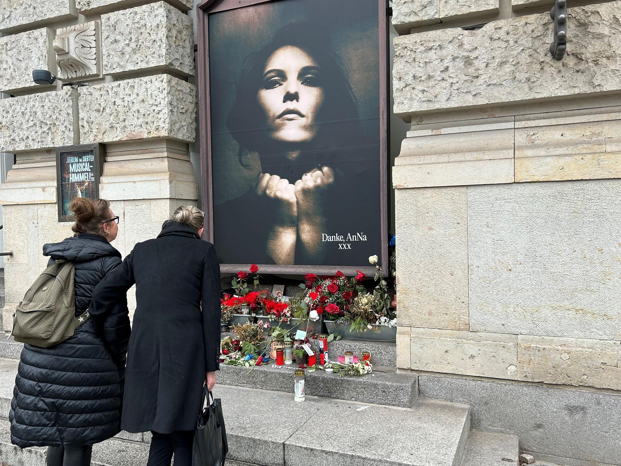 Gedenkstätte vor dem Theater des Westens.