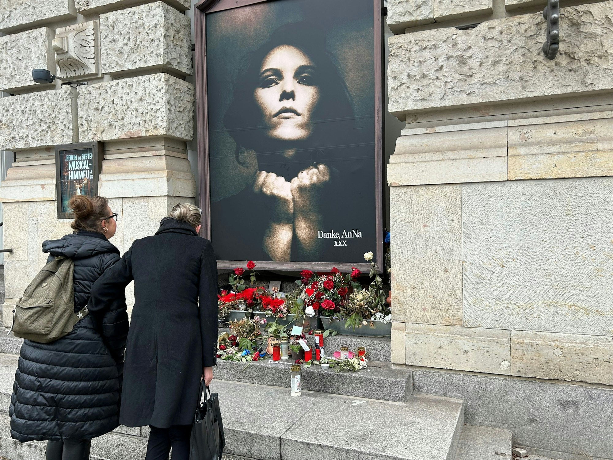 Gedenkstätte vor dem Theater des Westens.
