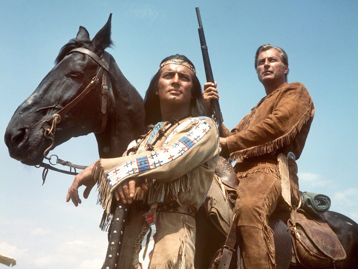 Pierre Brice (l) als Apachen-Häuptling Winnetou und Lex Barker als sein Blutsbruder Old Shatterhand.