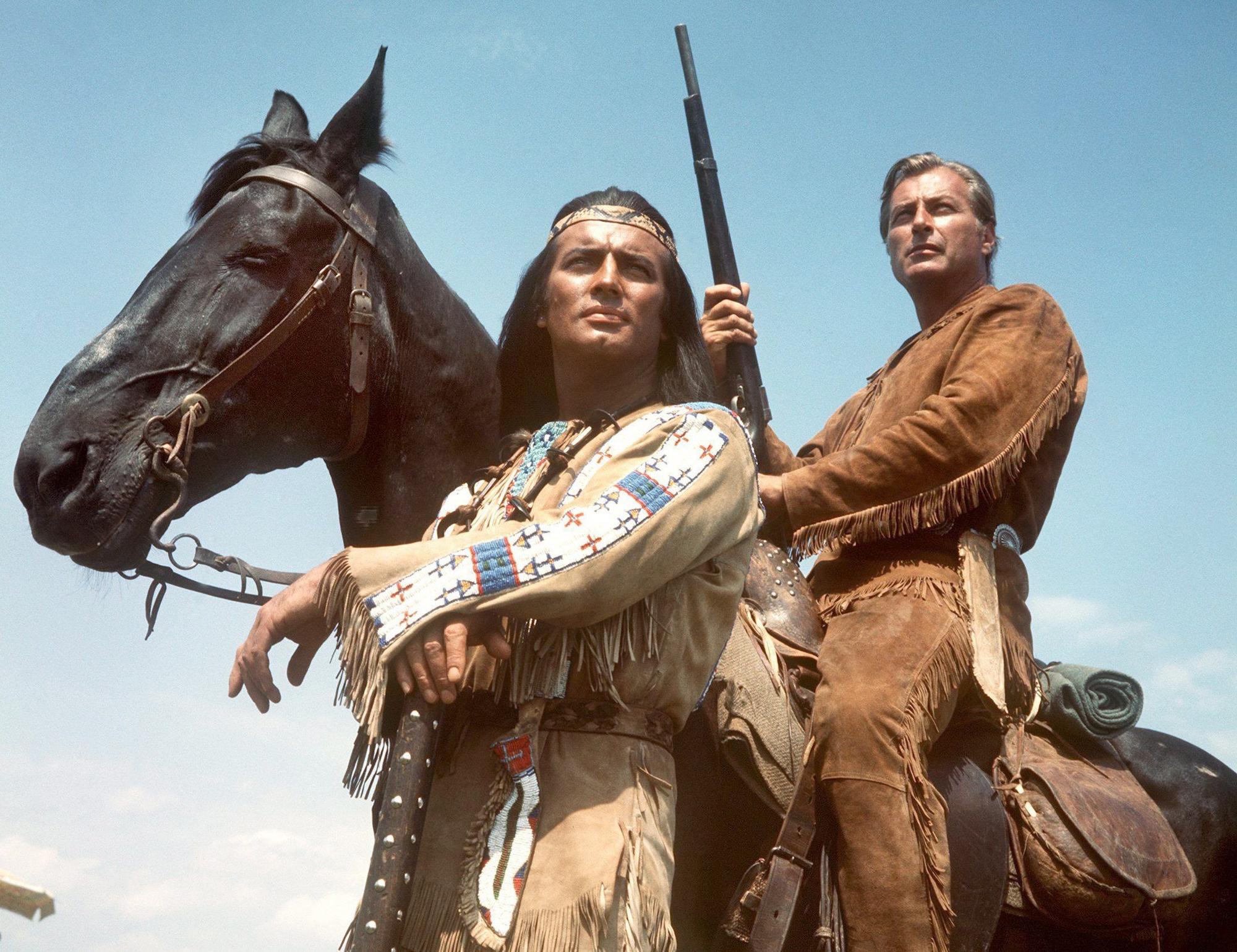 Pierre Brice (l) als Apachen-Häuptling Winnetou und Lex Barker als sein Blutsbruder Old Shatterhand.