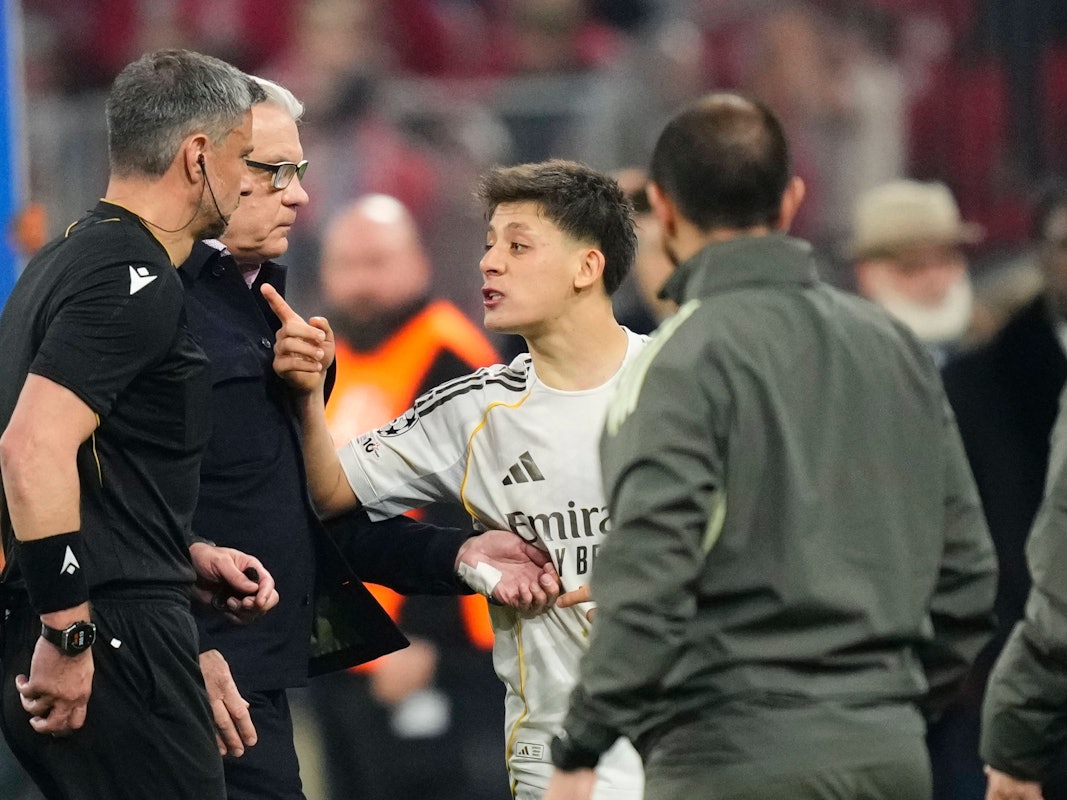 Arda Güler geht Schiedsrichter Slavko Vincic verbal an und sieht anschließend die Rote Karte.