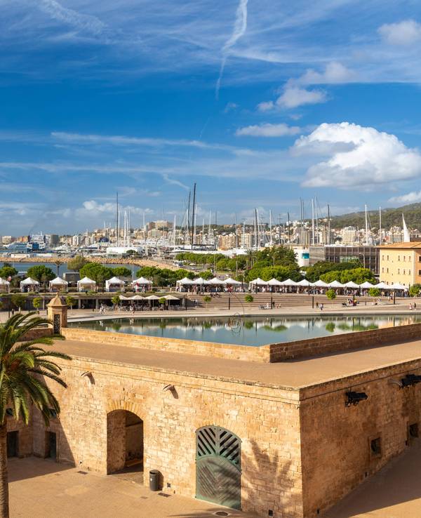 Hafen von Palma de Mallorca, Schiffe, Stadt, Menschen