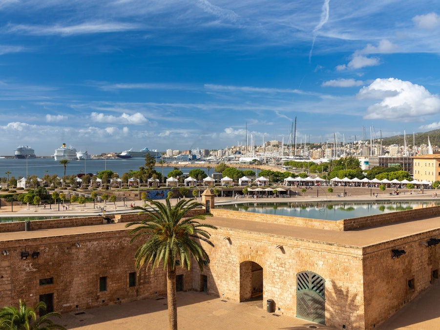 Hafen von Palma de Mallorca, Schiffe, Stadt, Menschen