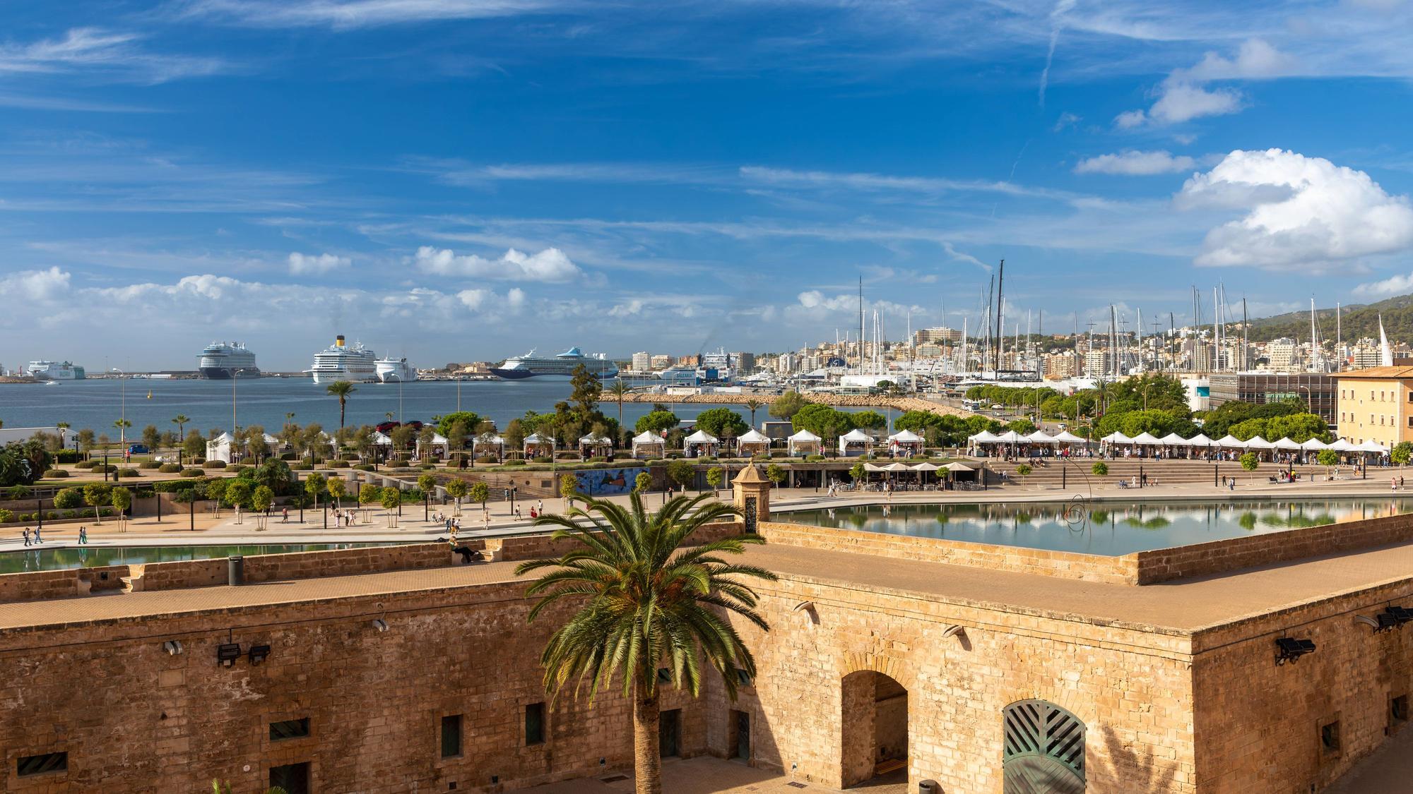 Hafen von Palma de Mallorca, Schiffe, Stadt, Menschen