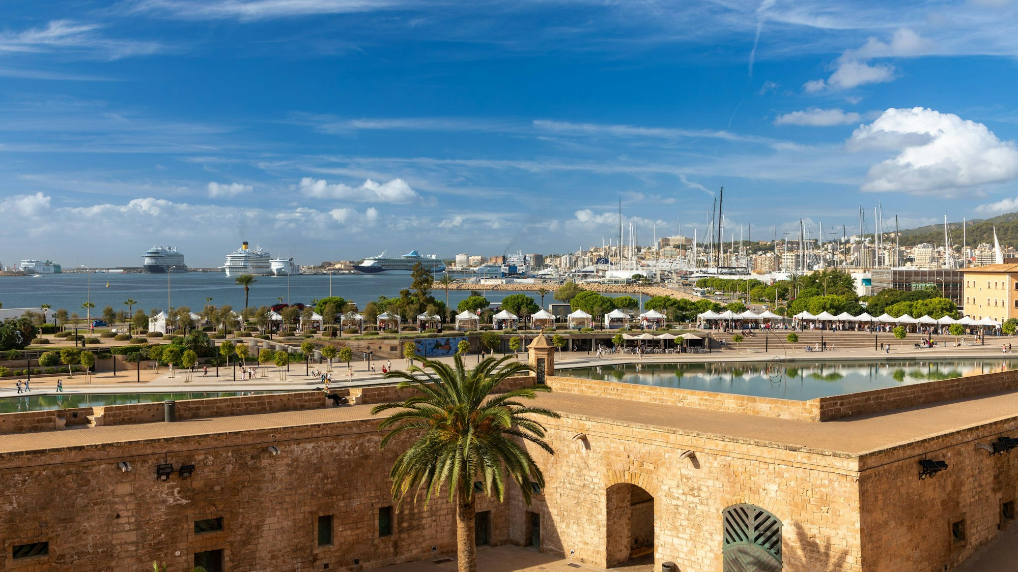 Hafen von Palma de Mallorca, Schiffe, Stadt, Menschen
