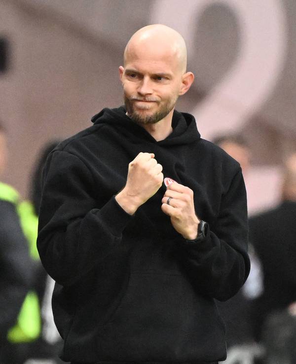 Trainer René Wagner (1. FC Köln) jubelt nach dem Punkt in Frankfurt.