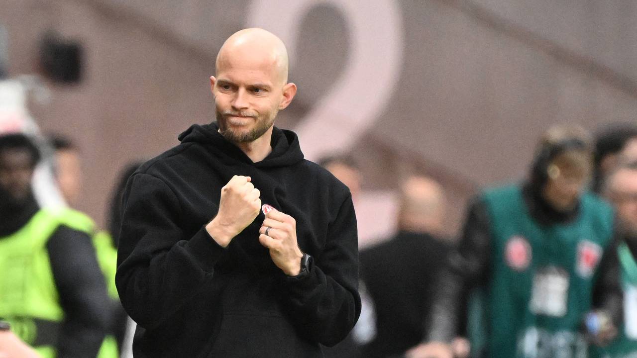 Trainer René Wagner (1. FC Köln) jubelt nach dem Punkt in Frankfurt.