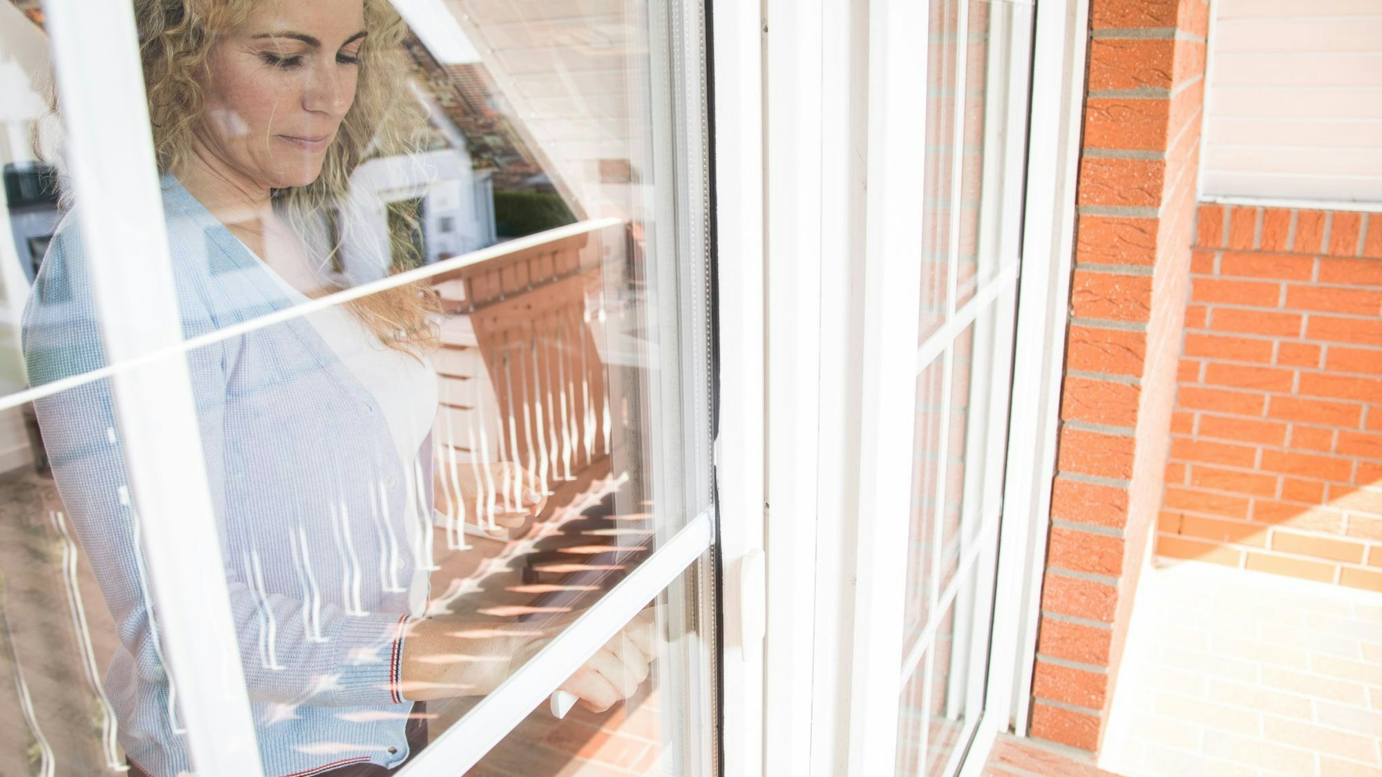 Eine Frau steht am Fenster