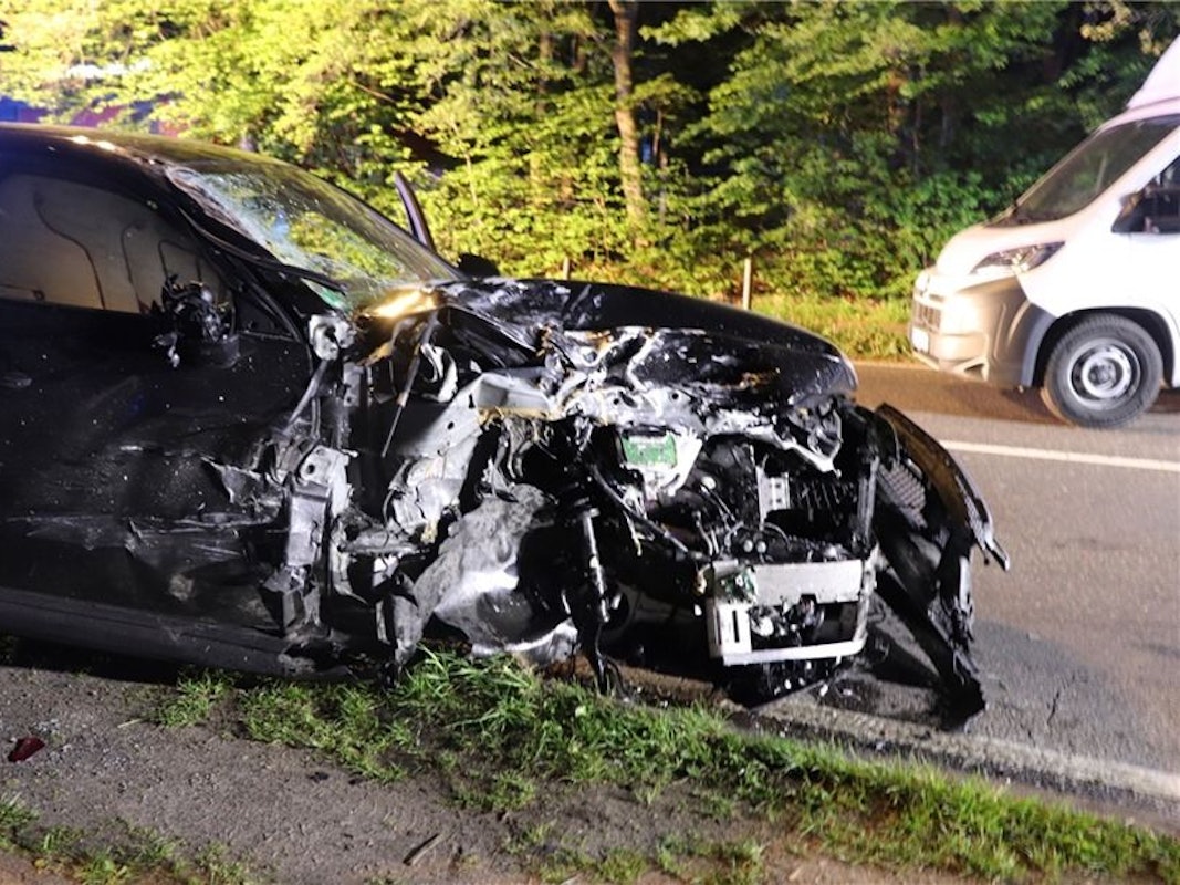 Der demolierte Mercedes AMG nach dem Unfall.