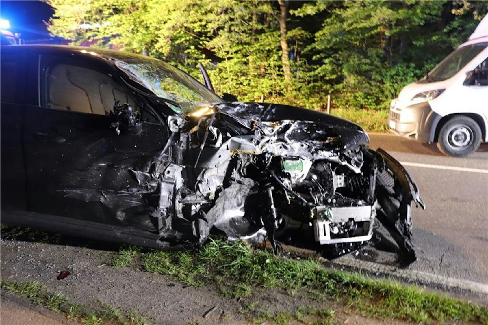 Der demolierte Mercedes AMG nach dem Unfall.