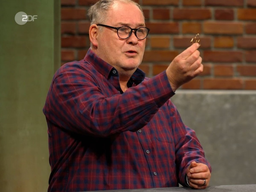 Händler Walter „Waldi“ Lehnertz hingegen verrät in dieser Sendung, wie er seine Frau um Entschuldigung bittet, wenn er etwas angestellt hat. (Bild: ZDF)