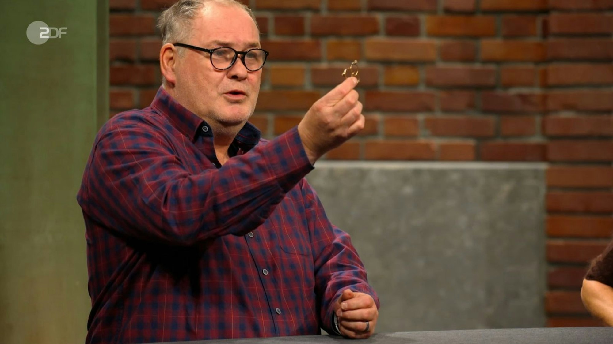 Händler Walter „Waldi“ Lehnertz hingegen verrät in dieser Sendung, wie er seine Frau um Entschuldigung bittet, wenn er etwas angestellt hat. (Bild: ZDF)