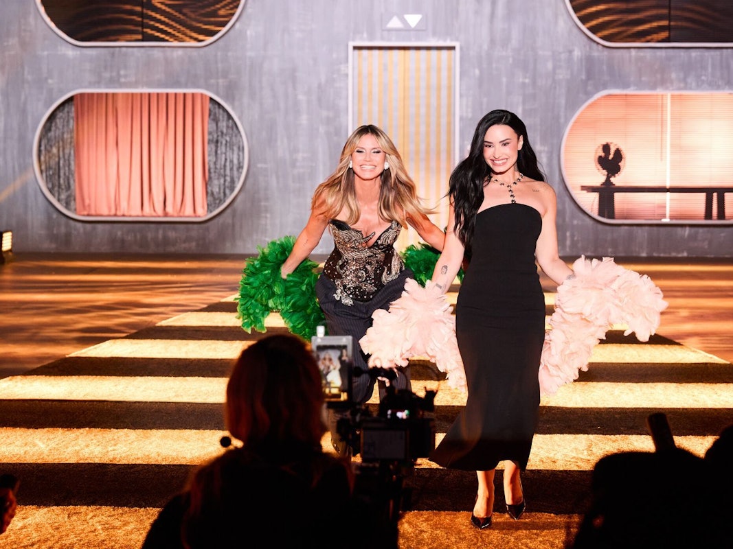 Heidi Klum (links) und Gastjurorin Demi Lovato wollen die Models auf dem Laufsteg tanzen sehen. (Bild: ProSieben/Max Montgomery)