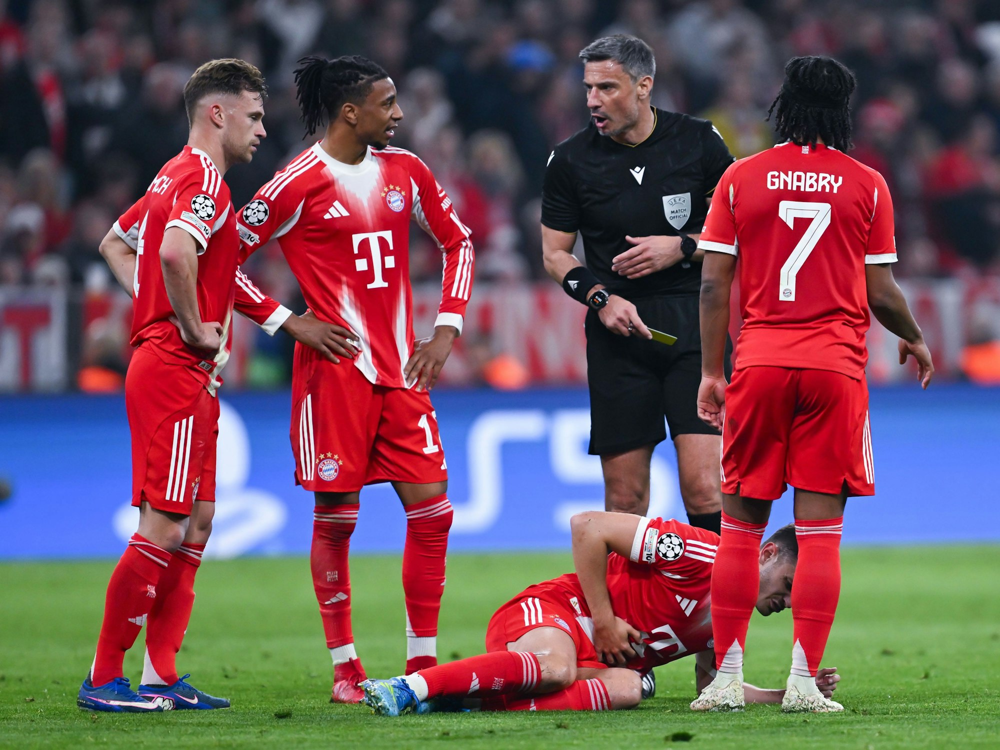 Josip Stanisic (Bayern München) liegt auf dem Rasen.