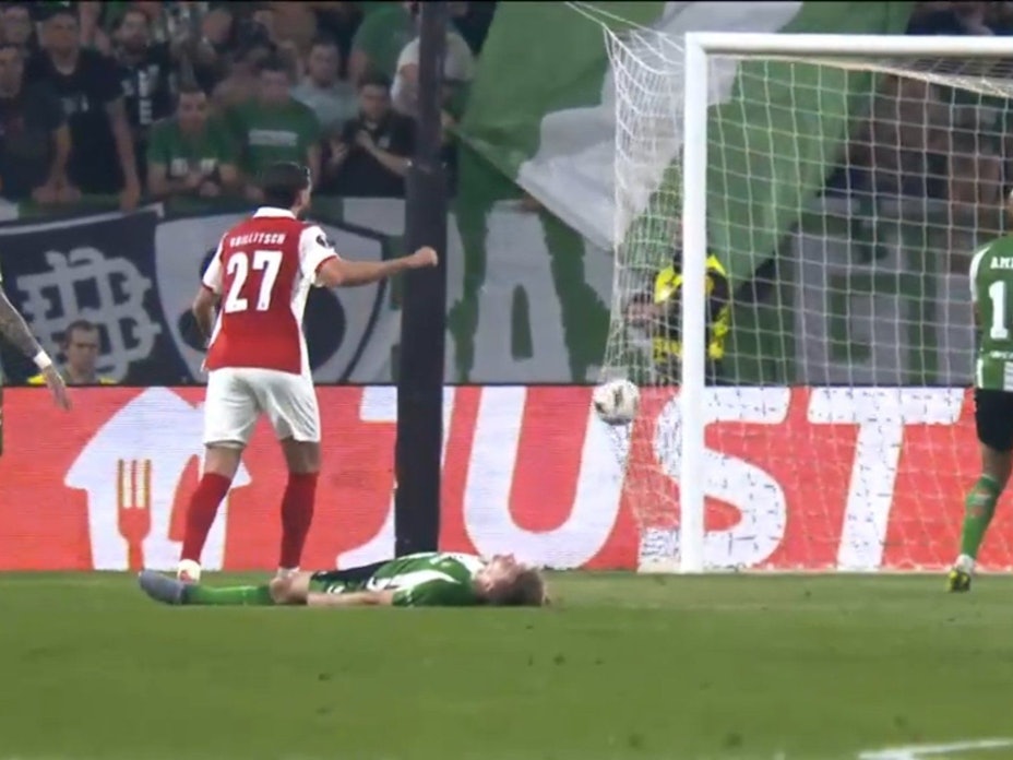 Beim Tor für Braga in der Europa League liegt Diego Llorente am Boden.