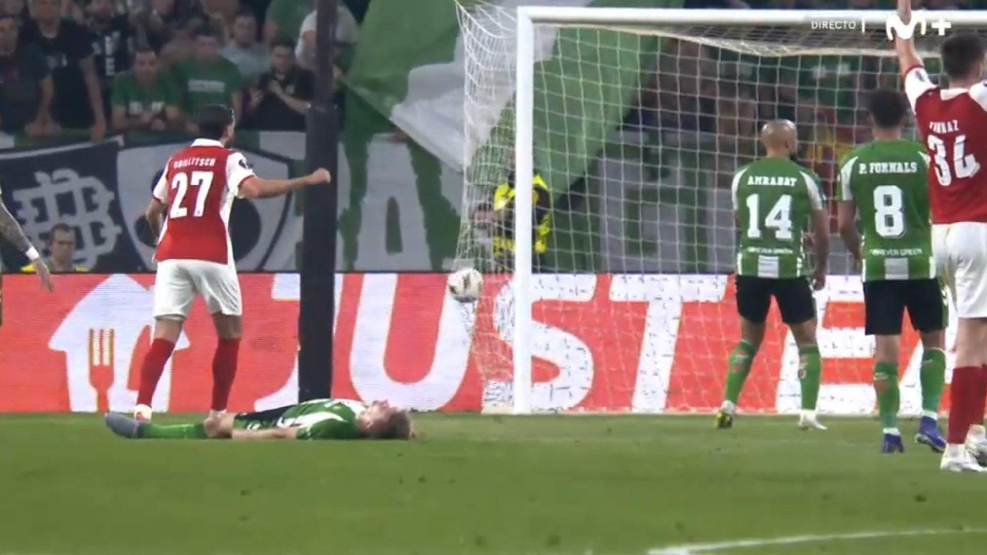 Beim Tor für Braga in der Europa League liegt Diego Llorente am Boden.